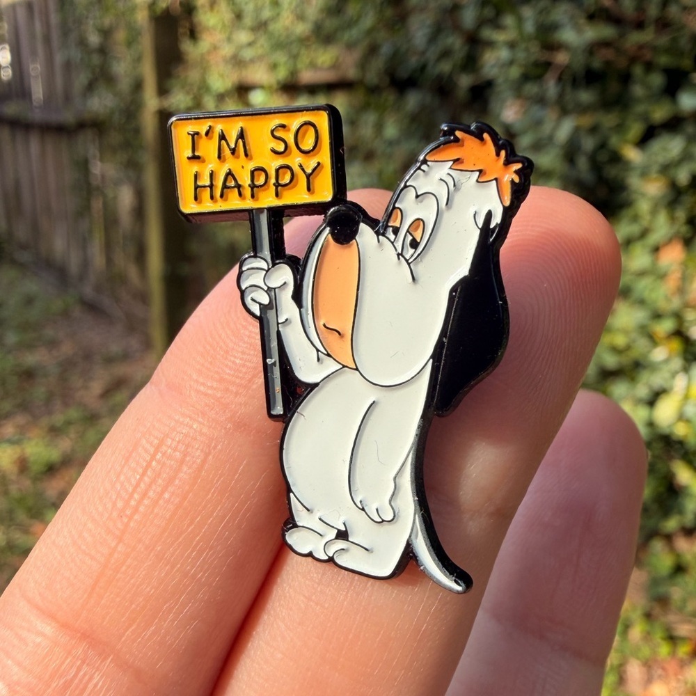 DROOPY dog enamel pin - classic cartoon brooch lapel - Picture 3 of 4